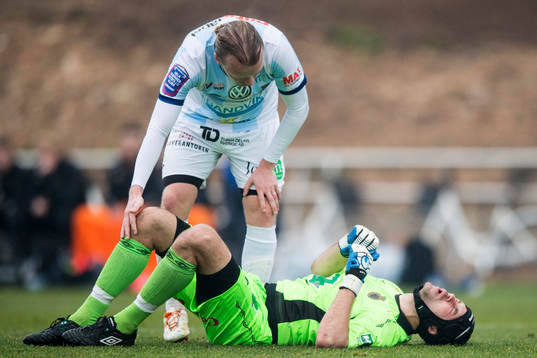 Gefles målvakt Emil Hedvall har ont och ses över av