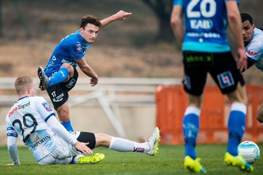 Halmstads Sead Haksabanovic testar skott och Gefles Martin