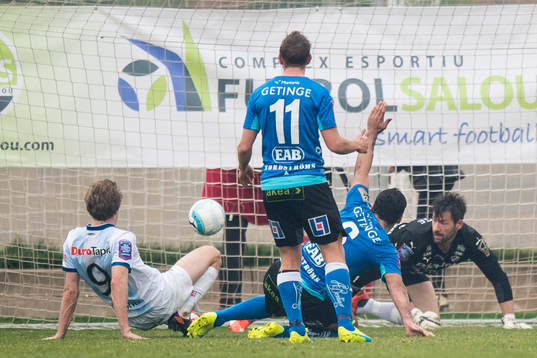 Gefles Johan Oremo gör 0-1 men målet döms bort