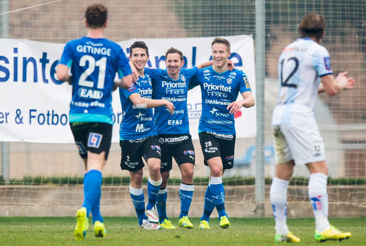 Halmstads Adnan Kojic (tv) och Alexander Ruud (th) jublar
