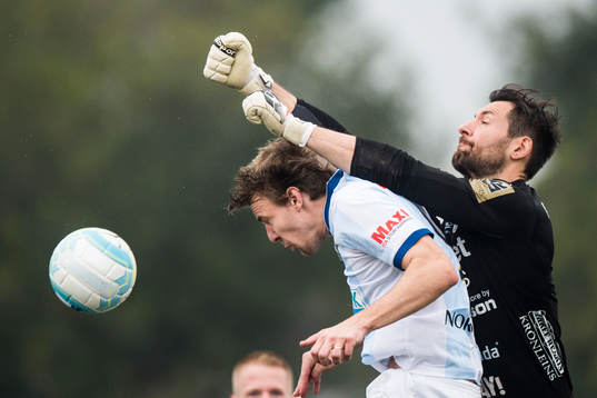 Halmstads målvakt Stojan Lukic boxar bort bollen