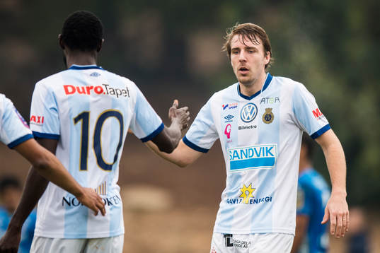 Gefles Dioh Williams gör 1-1 och gratuleras av Johan Oremo