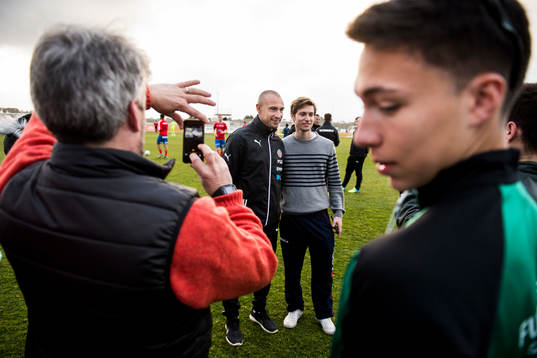 Helsingborgs manager Henrik Larsson tar bilder med spanska