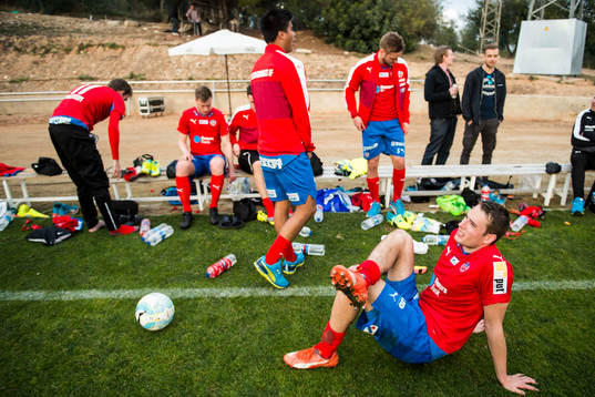Helsingborgs Frederik Helstrup stretchar
