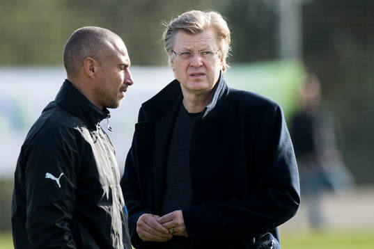 Helsingborgs manager Henrik Larsson pratar med Sports