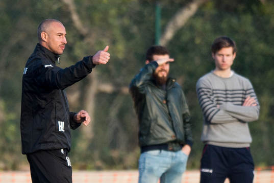 Helsingborgs manager Henrik Larsson gör tummen upp