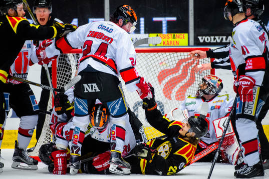 Örebros Petr Zamorsky och Brynäs Adam Brodecki i bråk