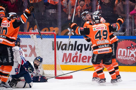 Karlskronas Alexander Bergström har gjort 1-1 och jublar