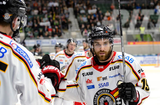 Luleås Jacob Lagace jublar med båset