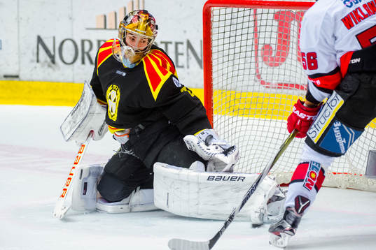 Brynäs målvakt Bernhard Starkbaum räddar skott