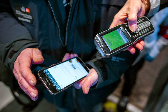 Scanning utav en biljett i en mobiltelefon före