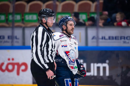 Linköpings Garret Roe på väg mot utvisningsbåset