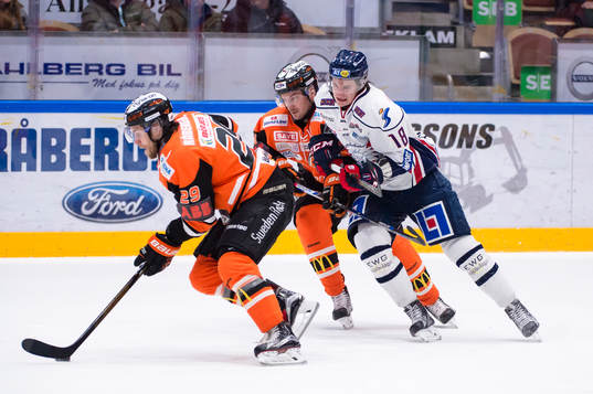 Karlskronas Alexander Viklund med pucken