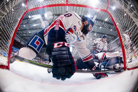 Linköpings Daniel Rahimi trycker undan en puck