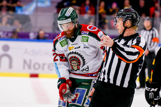 Frölundas Robin Figren pratar med domaren Pehr Claesson