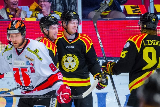 Brynäs Greg Scott , Nick Johnson och Oskar Lindblom jublar