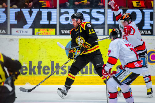 Örebros Petr Zamorsky hakar Brynäs Jesper Ollas