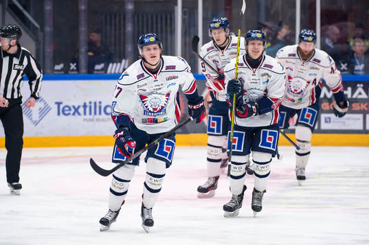 Linköpings Henrik Törnqvist har gjort 1-0 och jublar