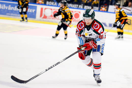 Frölundas Ryan Lasch utgår med en befarad axelskada