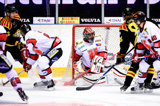 Brynäs Nick Johnson gör 1-0 bakom Örebros målvakt