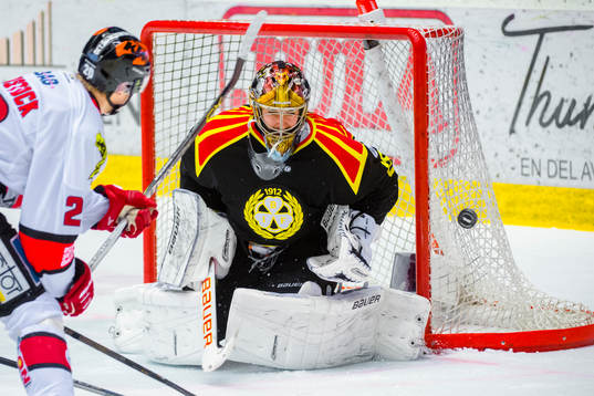 Brynäs målvakt Bernhard Starkbaum räddar skott från