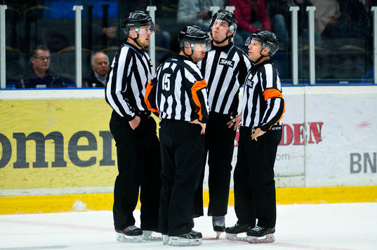 Domarna Marcus Burman, Patrik Sjöberg, Daniel Persson och