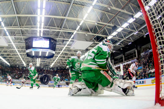 Rögles målvakt Oscar Dansk släpper in en puck