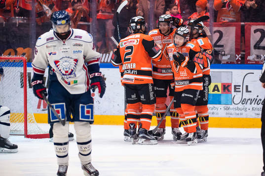 Karlskronas Alexander Bergström har gjort 1-1 och jublar