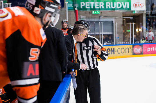Karlskronas tränare Per Hånberg pratar med Domare Mikael