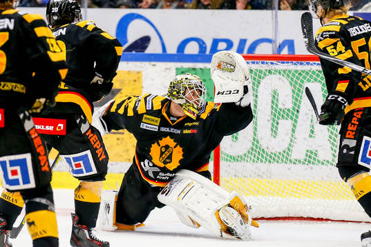 Skellefteås målvakt Markus Svensson räddar ett skott