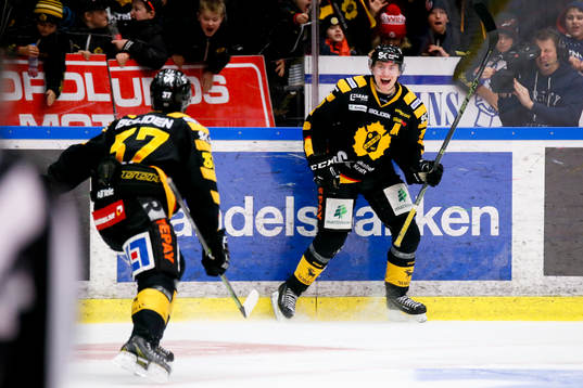Skellefteås Pär Lindholm och John Norman jublar