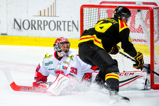 Örebros målvakt Julius Hudacek räddar anfall från