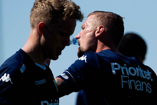 Hjörtur Hermannsson går förbi Sebastian Eriksson som