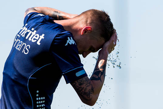 Sebastian Eriksson häller vatten över huvudet