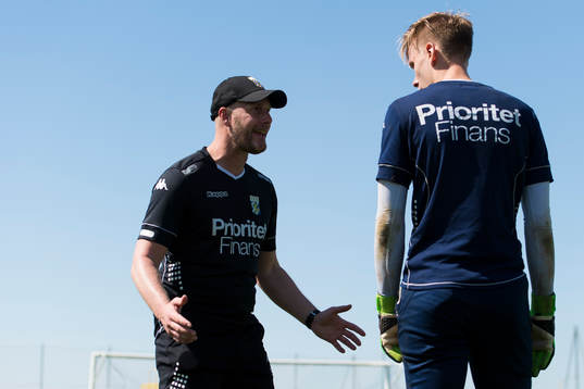 IFK Göteborgs Målvaktstränare Stefan Remnér instruerar