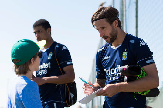 Mattias Bjärsmyr skriver autografer