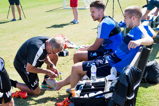 Malmö FFs läkare Pär Herbertsson lindar Anton