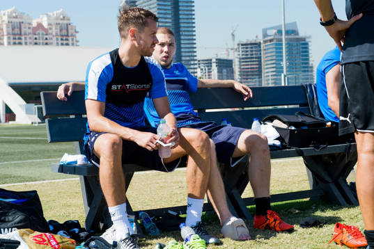 Malmö FFs Kári Árnason och Anton Tinnerholm med lindad