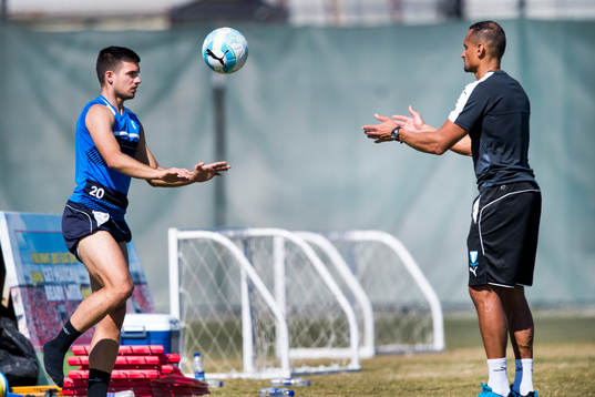 Malmö FFs Vladimir Rodic och naprapat Wilner Registre kör