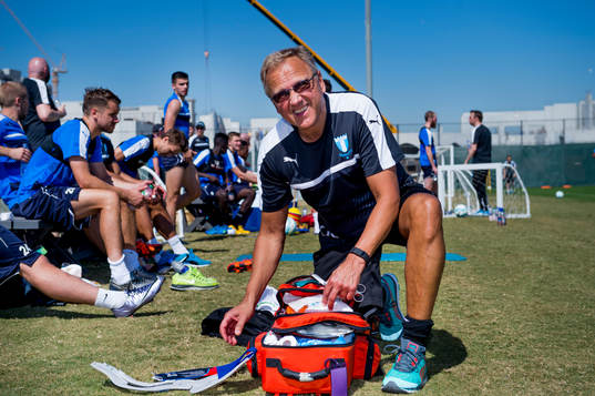 Malmö FFs läkare Pär Herbertsson letar i