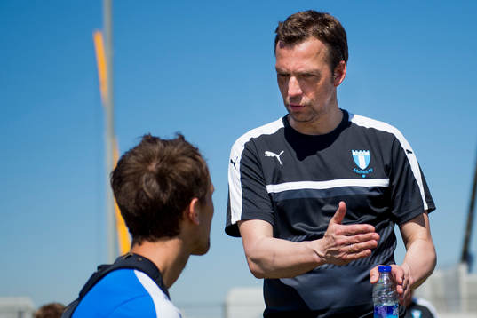 Malmö FFs tränare Allan Kuhn i samtal med Magnus Wolff