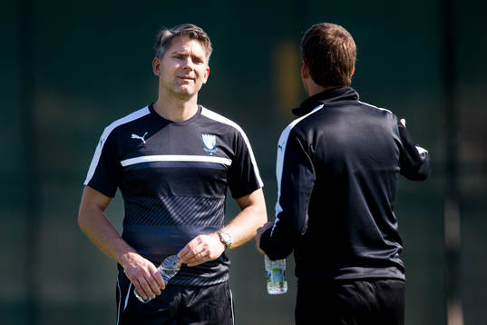 Malmö FFs VD Niclas Carlnén i samtala med tränare Allan