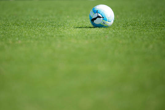 En fotboll ligger på en gräsmatta
