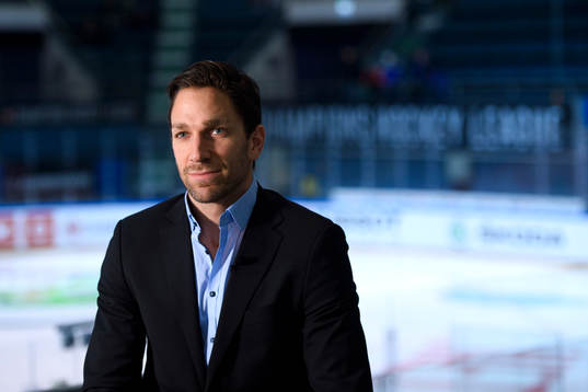 Frölundas Joel Lundqvist blir intervjuad