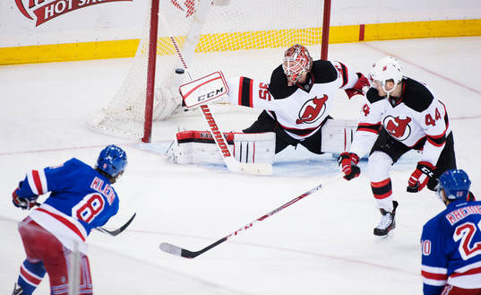 New Yorks Kevin Klein skjuter in 1-0 bakom New Jerseys