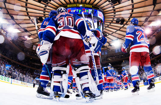 New Yorks målvakt Henrik Lundqvist kramas om av lagkamrater