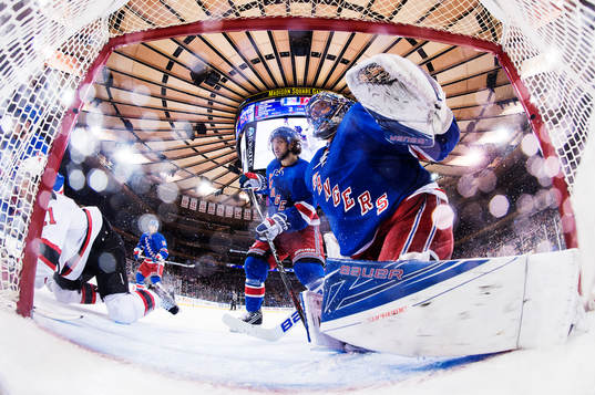 New Yorks Mats Zuccarello och målvakt Henrik Lundqvist