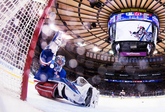 New Yorks målvakt Henrik Lundqvist deppar