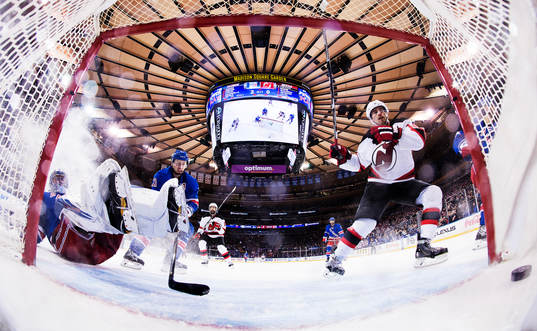 New Yorks målvakt Henrik Lundqvist och Derek Stepan ser