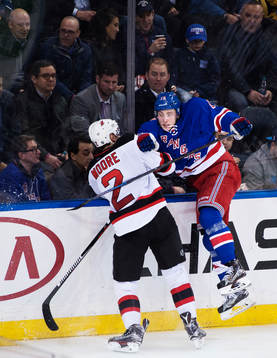 New Jerseys John Moore tacklar New Yorks Jesper Fast